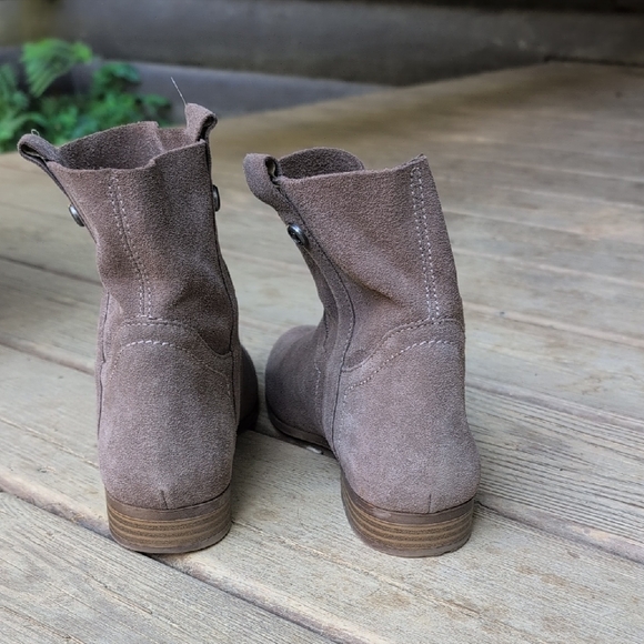 Chic Suede Ankle Boots - Taupe - Picture 4 of 9